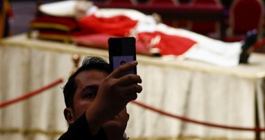 Hayatını kaybeden 16. Papa Benedictus'un naaşı Vatikan'da sergileniyor! Papa'nın naaşının önünde selfie çektiler