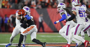 NFL yıldızı Damar Hamlin'in maçta kalbi durdu! Durumu kritik