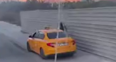 Esenyurt'ta taksici, kaldırımdaki scooterlı kadına çarptı