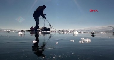Çıldır Gölü'nde Eskimo usulü balık avı için ağlar suya bırakıldı