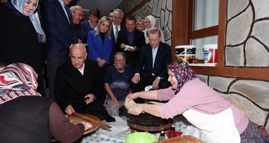 Cumhurbaşkanı Recep Tayyip Erdoğan Antalya Manavgat'ta yangın sonrası yeni evine kavuşan aileye konuk oldu gözleme yedi