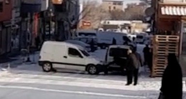 Erzurum'da buzlanan rampada kayan aracı tutmaya çalıştı. O anlar kamerada!
