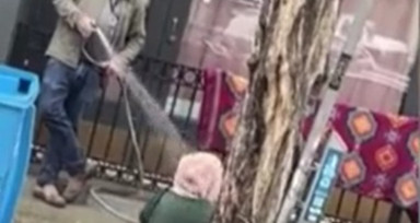 Hollywood'da medeniyet gösterisi yapmasını biliyorsunuz ama!