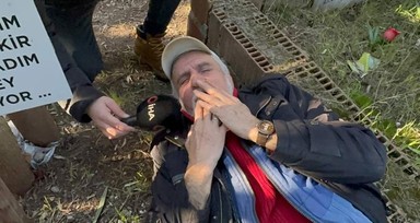 Hayattayken mezarını yaptı, her gün gidip üzerinde yatıyor