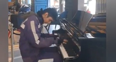Yemek siparişi getiren kurye yeteneği ile dinleyenleri büyüledi
