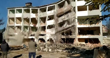Karabük'te deprem dayanıklılık testini geçemeyen hükümet konağı yıkıldı