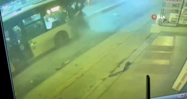 Ümraniye’de refüjden uçan otomobilin İETT otobüsü ile çarpıştığı kaza kamerada