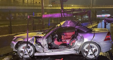 İstanbul Ataşehir'de lüks araç önce hafif ticari araca sonra bariyerlere çarptı sürücüsü öldü