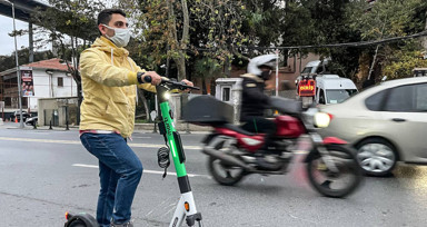 Kaldırımları işgal eden scooter çılgınlığına karşı ilk adım atılıyor! Kadıköy'de kaldırımdaki scooterlar toplanacak