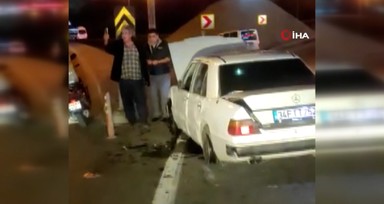 Bir otomobil sürücüsü yolcu almaya giden servis aracına çarptı