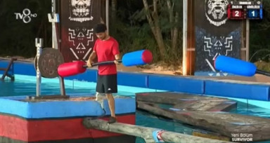 Survivor ünlüler yarışmacısı Barış Telli, kazandığı yarışmayı protez bacağını çıkararak kutladı