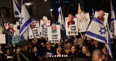 Tel Aviv'de binlerce kişi Netanyahu'ya karşı protesto düzenledi