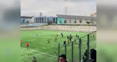 Bayrampaşa'daki Amatör Lig Maçında Taraftarlar Sahaya İnip Futbolculara Saldırdı