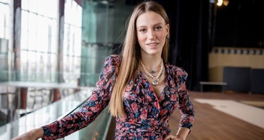 Serenay Sarıkaya'nın dudak uçuklatan seçim kombini!