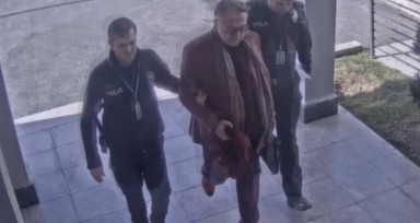 Modacı Barbaros Şansal, İstanbul'da  "devletin askeri ve emniyet teşkilatını alenen aşağılama" suçundan gözaltına alındı