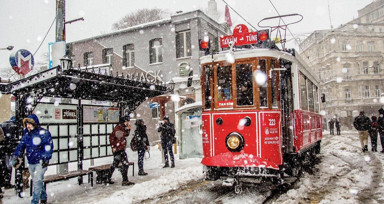 Yoğun kar yağışı ve tipi nedeniyle İstanbul'da bazı üniversiteler eğitime ara verdi