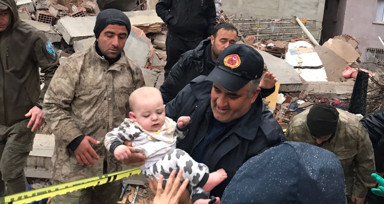 SON DAKİKA DEPREM: Kahramanmaraş merkezli depremin ardından enkaz altından bir bebek canlı şekilde çıkarıldı