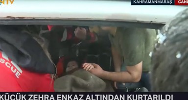 Son dakika deprem haberleri... Küçük Zehra enkaz altından kurtarıldı! O anlar canlı yayına yansıdı | VİDEO