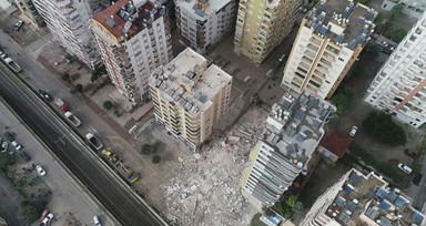 Adana'da 13 katlı bina yarıya bölündü! Bir yarısı çöktü, diğer yarısı ayakta