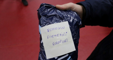İsmi bilinmeyen bir kişi şehidinin giyemediği çorapları depremzedelere gönderdi