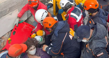 Adıyaman'da anne ve 2 kızı 54 saatin ardından enkazın altından kurtarıldı