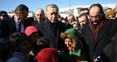 Cumhurbaşkanı Recep Tayyip Erdoğan, Onikişubat Stadyumu'nda kurulan çadır kentte vatandaşlarla görüştü