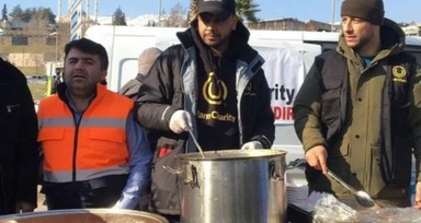 İsveçli şarkıcı Maher Zain, Kahramanmaraş'ta depremzedelere yemek dağıttı