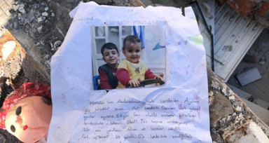 Adıyaman'da meydana gelen depremde enkaz altında kalan iki kardeşin cansız bedeni çıkarılırken kardeşlere ait not defterindeki yazı yürek parçaladı...