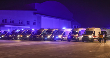 Adana'da çıkan depremde enkaz altında kalarak yaralanan 49 depremzede ve 25 refakatçi Türk Hava Kuvvetlerine ait nakliye uçağı ile İstanbul'a getirildi