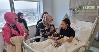 Enkazdan sağ kurtulan genç kıza doğum günü sürprizi yapıldı