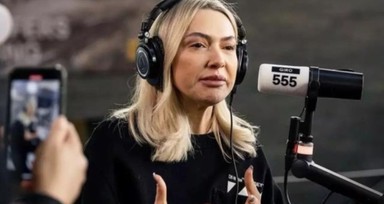 Depremzedeler için yardım yayınına katılan Hadise, hem ağladı hem de Türk halkının duygularına tercüman oldu