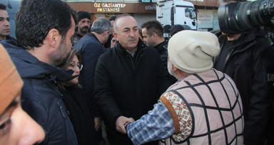 Depremzedeleri ziyaret eden Bakan Çavuşoğlu'na ilginç istek ve şikayetler geldi