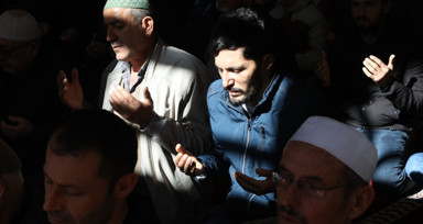 Ülke genelinde kılınan cuma namazlarında eller semaya depremzedeler için yükseldi
