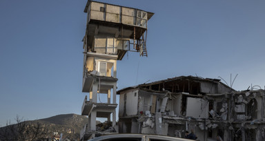 Hatay'da depremde çöken binanın ek yapısı ayakta kaldı