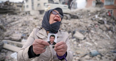 Hatay'da enkaz kaldırma çalışmaları başladı! Bir kadın yakınının vesikalık fotoğrafını görünce feryat etti
