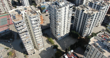 Adana'da 'ağır hasarlı' binaya canını hiçe sayarak hurda toplamaya giren vatandaşın sözleri herkesi şoke etti!