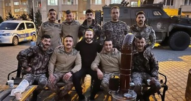 Deprem bölgesine giderek oradan paylaşım yapan MasterChef Burak Kaya takipçileri tarafından beğeni ve yorum yağmuruna tutuldu!