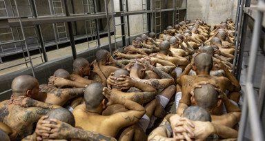 Bu görüntüler film değil! El Salvador'da Amerika kıtasının en büyük hapishanesine 2 bin çete üyesi nakledildi