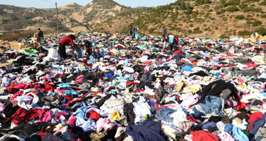 Deprem felaketlerinin ardından Hatay'da yol kenarına dökülen kıyafetler depremzedeler tarafından seçiliyor