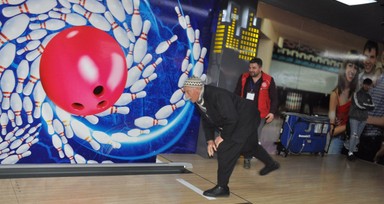 75 yaşındaki depremzede Mehmet Işık, hayatında ilk defa bowling oynadı