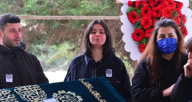Birçok dizi ve filmlerde oynayan genç oyuncu Helin Kandemir bir süredir lösemi tedavisi gören babasını son yolculuğuna uğurladı!