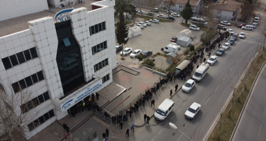 EYT'nin Resmi Gazete'de yayımlanmasının ardından SGK il binaları önünde kuyruklar oluştu! Deprem bölgelerindeki vatandaşlar da o kuyruğa dahil oldu