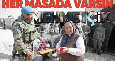 Mehmetçik, deprem bölgesindeki kadınlara karanfil dağıttı!