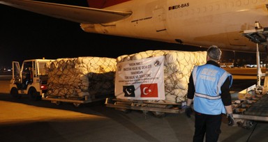 Pakistan’dan Türkiye’ye uçakla çadırlar gelmeye başladı