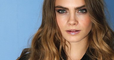 Geçen yıl uyuşturucu madde etkisindeyken görüntülenen ünlü model Delevingne Oscar Ödülü'nde görüntülendi!