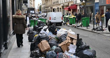 Paris sokaklarında çöp yığınları günlük rutin halini aldı
