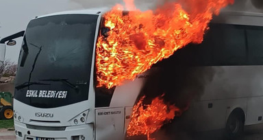 Son dakika! Aksaray'da içinde 25 öğrencinin olduğu servis aracı yandı