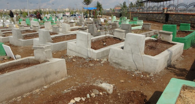 Yağmur sonrası depremzedelerin mezarları çöktü