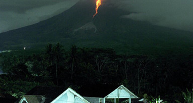 Endonezya’da Merapi Yanardağı yeniden patladı! Binlerce kişi tahliye edildi