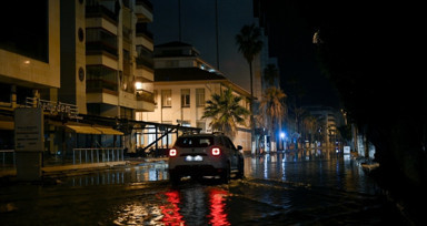 İskenderun'da deniz seviyesi yükseldi, caddeler su altına kaldı